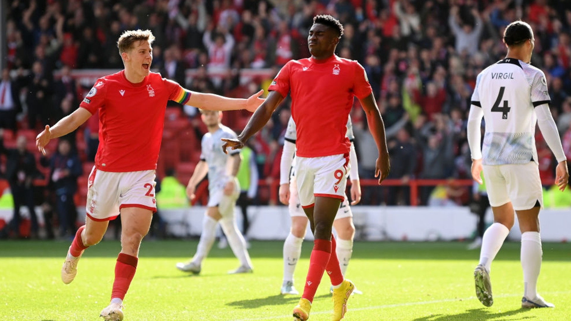 足球比赛中 足球比赛中